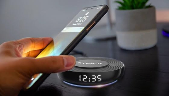 Power up any smartphone or device compatible with the latest QI enabled wireless charging technology. This includes any generation starting with the Samsung S6, iPhone 8, Google Nexus 4, and much more
